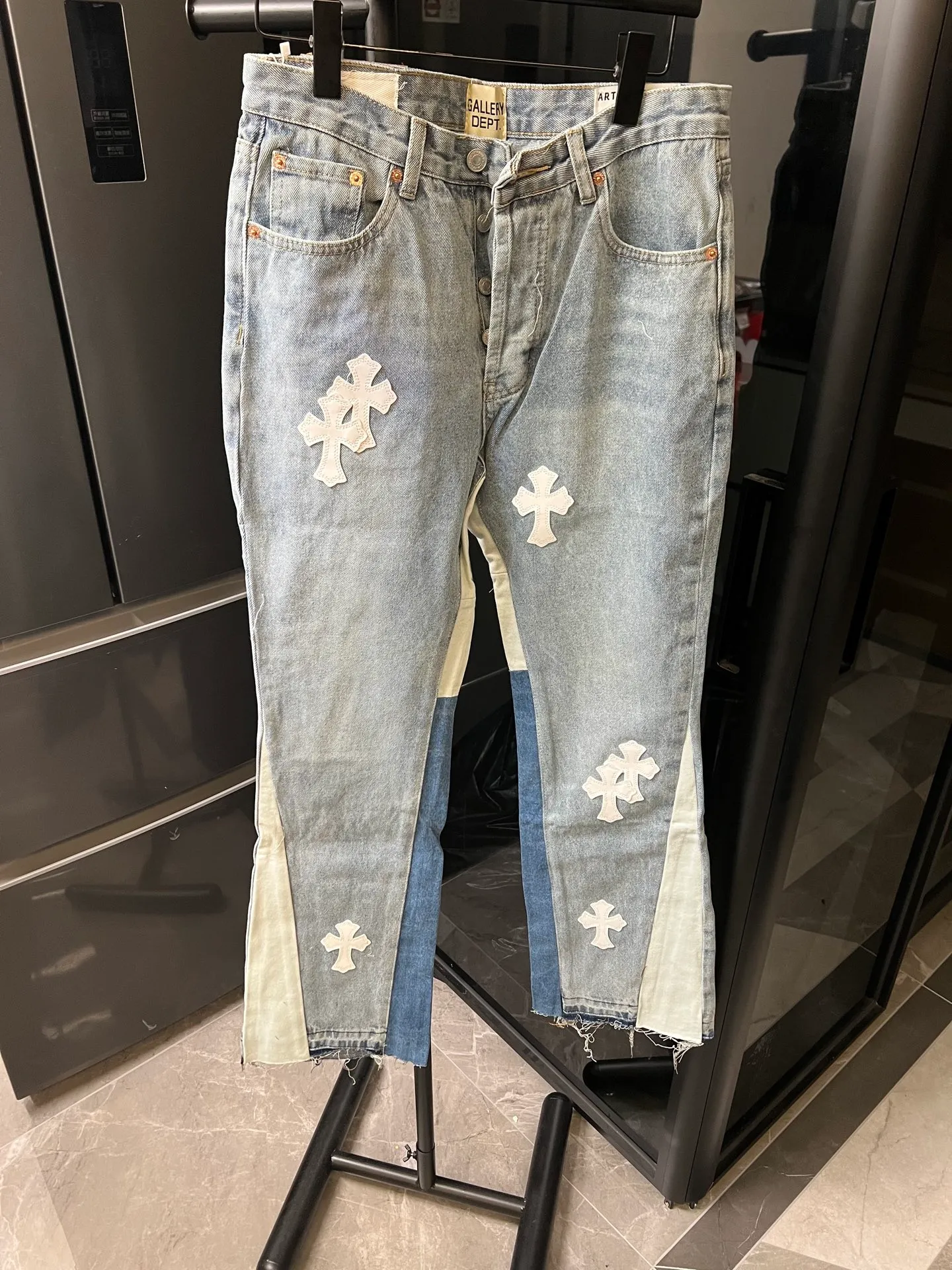 P260 [Next day] Chrome hearts/Chrome hearts GALLERY DEPT cross patch leather joint stitched jeans (grey) A retro clothing brand from Los Angeles. The brand focuses on upcycling denim and VINTAGE TEE. The brand was established in 2018. The diversity and uniqueness of styles are loved by consumers. The clothing tends to have a retro feel. The classic LEVIS BOOTCUT, which is the bell bottom pants that have been eliminated by society, has also been put to good use by GALLERY DEPT through reasonable revisions. Appropriate reduction in the calf circumference can make the wearer wear a sense of stacking and drape, and increase the overall sense of fashion. Many items are very individual and tasteful. The most charming personality jeans, a must-have for fashionistas, the same style for celebrities, and a model touted by many bloggers. Look for the correct version. Size: 28 30 32 34 36 (corresponding to s-xxl). Detailed sizes can be found in Figure 9.